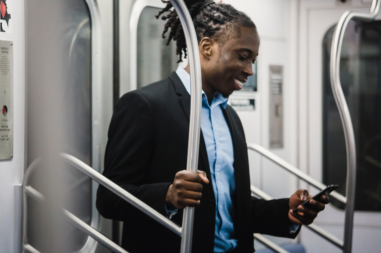 Signature électronique à distance Homme utilisant son smartphone dans le métro pour signer électroniquement